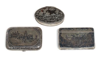 一套三个盒子
两个装饰有马术场景的银盒（俄罗斯印记）。第三个带有银刺的玳瑁盖子（天鹅标志）。19世纪。
宽度在7.5和9厘米之间...
