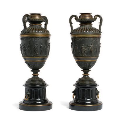 null PAIRE DE PIEDS DE LAMPES à pétrole en forme de vase antique à anses, décor de...
