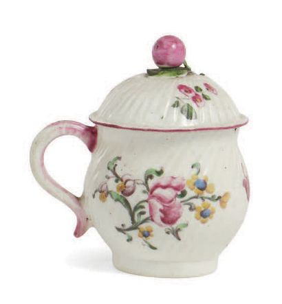 MENNECY, DUC DE VILLEROY 白瓷双柄盖碗，软膏，碗身和碗盖上装饰着花束。盖子是水果和叶子的形状。标注在空心的D.V. 18世纪。
高度：1...