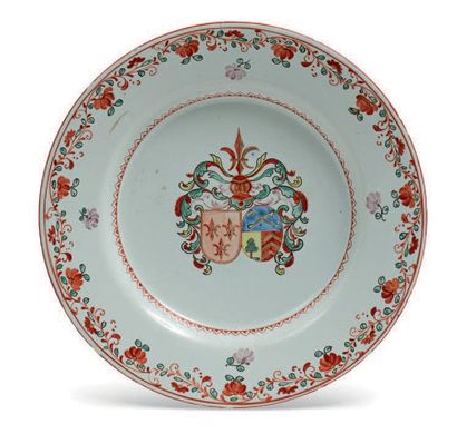 DELFT 陶器圆盘，中间有纹章装饰，翼上有花。18世纪下半叶。
直径：23,3厘米（碎片）