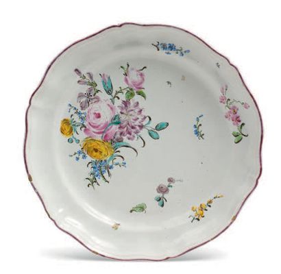 MARSEILLE, FABRIQUE DE ROBERT ? 陶器盘饰有多色花束。背面标有CR。18世纪。
直径：23,3 cm (缺口)