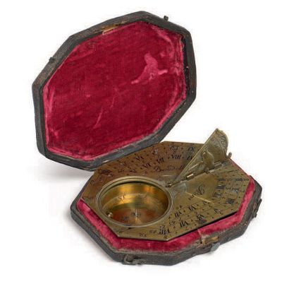BARADELLE À PARIS Octagonal pocket sundial in engraved brass, mobile gnomon, compass...