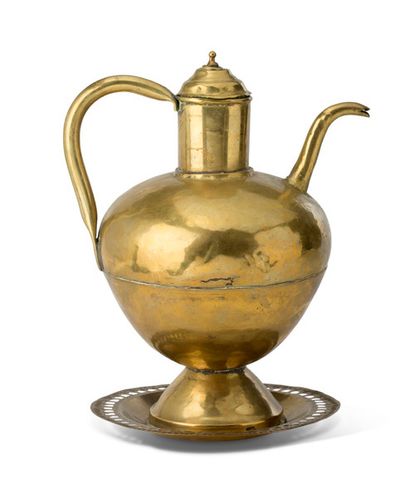 null 带水口的黄铜水壶。现代作品，北非。
壶身高度：35.5厘米
附带一个托盘。
直径：22.5厘米