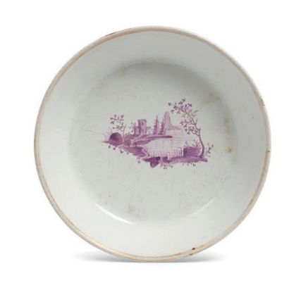 NIDERVILLER 一个白色的陶器litron杯碟，装饰有紫色单色的风景。18世纪。
高度：2,8 - 直径：13,5厘米（磨损，有小碎片）