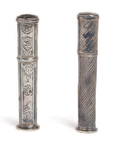 两个银制蜡盒，一个有扭曲的装饰（天鹅标志），另一个有花朵装饰。一个模子上刻有皇冠下的一字形。外国作品，18世纪末，19世纪初。
长度在11厘米和11.5厘米之间...