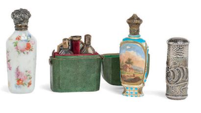 三件盐瓶，第一件是乳白色的花朵，第二件是画有风景装饰的珐琅玻璃，第三件是银色的金属。18和19世纪。
长度在7厘米和9.5厘米之间(状况良好)
一套由两个瓶子，一个小漏斗和一面镜子组成的香水，装在它的沙绿和茉莉色天鹅绒盒子里。18世纪晚期。
箱子的尺寸：高：7.5厘米...