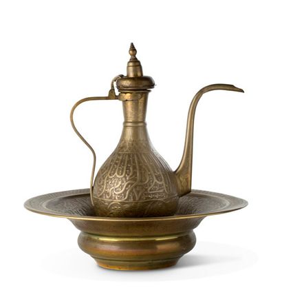 一件铜制的水壶及其盆子和肥皂盘，上面有丰富的书信回纹装饰。伊朗，Qadjar，1...