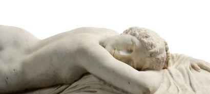 null HERMAPHRODITE ENDORMI 用白色大理石雕刻，仿照Borghese Hermaphrodite。他趴在地上，将头靠在折叠的手臂上，头发梳成辫子状，左腿上有一个凸起的脚，周围有帷幕。法国或意大利，17世纪末。
高度：25厘米...