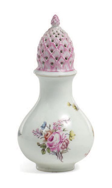 MEISSEN 一个白瓷柱状洒糖器，上面有多色的花和花束的装饰。盖子是涂成紫色的芦笋头形状。底部有蓝色交叉的剑的标记。18世纪，大约1730-1740年。
高度...