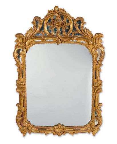 null Gilded carved wood mirror with a rich decoration of scrolls and acanthus leaves,...