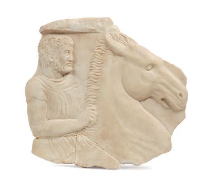 null 白色大理石轻浮雕的SARCOPHAGE FRAGMENT，一个有胡子的骑手，其躯干、手臂和头部清晰可见，骑在他的马上，其头部和脖子清晰可见。罗马艺术，公元1世纪。
高度：31厘米...