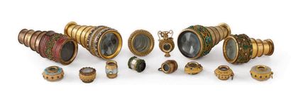 null 四个镀金铜和黄铜的剧院或歌剧的罗格尼特，都用珍珠母，宝石和精致的幻想来充实。其中一个有Chevallier的签名，工程师在巴黎获得了国王的专利。19世...