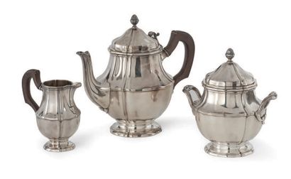 null 一套银质茶具，包括一个茶壶，一个糖碗和一个牛奶壶。手柄是木头雕刻的。金匠大师:利穆赞和苏什以及米诺夫印记。
高度：11至20厘米 - 总毛重：1459...
