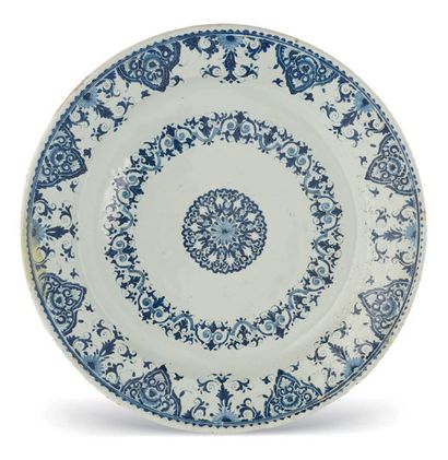 ROUEN 大圆陶盘，装饰着蓝色的羊角花，中央有一个辐射状的图案。鲁昂，18世纪前四分之一
直径：57厘米（事故和修复）。