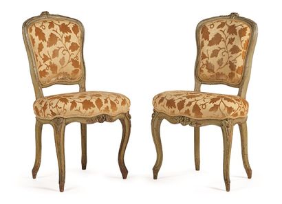 一对山毛榉木雕刻的椅子，装饰有花朵，有拱形的腿。以前有藤条。路易十五时期。
高度：90.5厘米...