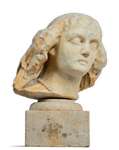 白色大理石雕刻的夫人头像，她的眼睛以一种象形的方式睁开，她的头发上戴着面纱，造型...