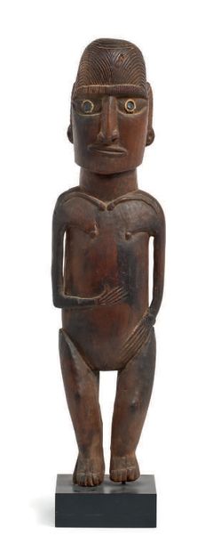ÎLE DE PÂQUES 莫艾-帕帕的女性雕像，用黑曜石和鱼骨镶嵌的木头雕刻而成。
高：47厘米 - 宽：12厘米
基座。
拟人化的摩艾帕帕雕像（帕帕指的是其...