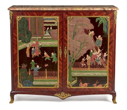 null FURNITURE OF BETWEEN two doors in lacquer in the manner of Coromandel lacquer,...
