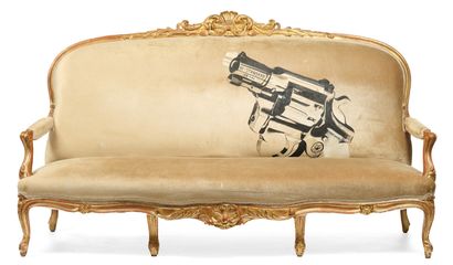 意大利雕刻和镀金的木制沙龙，由一张沙发和两个扶手椅组成。雕刻着丰富的贝壳和植物的装饰。凸起的腿上。意大利，可能是罗马，18世纪。现代米色天鹅绒软垫，以安迪-沃霍尔的方式画了一把左轮手枪，一个牛头和刀子。
沙发：高：116厘米...