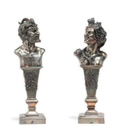 SATYRUS & BACCHANTE 两个银色的铜制半身像，分别代表一个有角的萨提尔和一个带着护身符的女郎，半身像，放在一个方形底座上的凿形鞘上。19世纪末的外国作品。
高度：30...