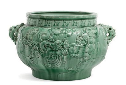 THÉODORE DECK (1823 - 1891) Grand cache-pot en faïence émaillée vert céladon à décor...
