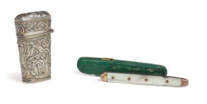口袋刀，有珍珠母柄，两把刀，其中一把有银的标记。装在其绿色的莎草箱中。18世纪。
刀的长度：11厘米（状况良好，箱子褪色了）
一套银制的旅行用具，包括各种小器具。18世纪。
高...
