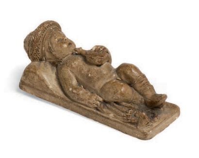 The IVRE CHILD，一个非常精致的小陶器，在一个长方形的底座上，一个孩子躺着睡觉，左手拿着一个葫芦，身边放着一个哈雷克玩具，背面刻有：
