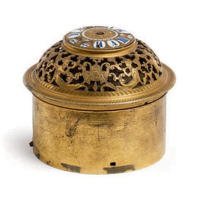 null TABLE CLOCK in the shape of a dome, the movement inscribed in a circular gilded...