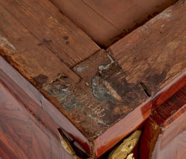 ANTOINE CRIAERD (ACTIF ENTRE 1720 ET 1750) Commode tombeau en placage de bois de...