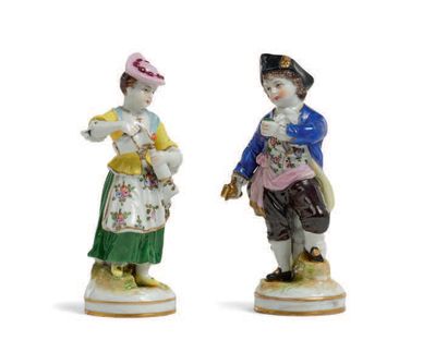null 两件白瓷多色画像，分别代表一个年轻的酿酒师和他的妻子。Aelteste Volkstedter的标记。德国，18世纪风格。
高度：13厘米（碎片，女士...