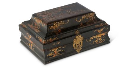 null 两个漆面木盒，盖子上装饰着金星背景的中国漆面场景。雕刻的黄铜钥匙孔和铰链，18世纪。
高度：14厘米 - 宽度：30厘米 - 深度：22.5厘米（小事...