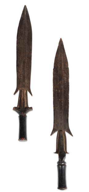 两把獠牙刀，锻打和雕刻的铁质刀身和木质刀柄。方，加蓬，19世纪末。
长度：58....