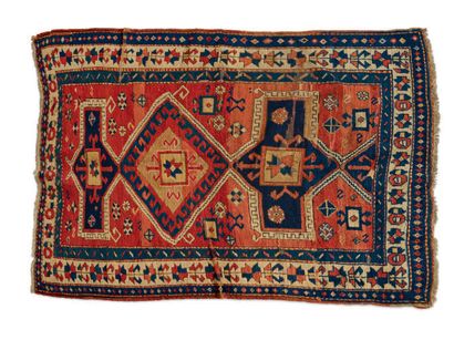 法赫拉罗-卡扎克地毯
羊毛基础上的羊毛绒。砖红色的场地上装饰着三个几何图案的狼蛛...