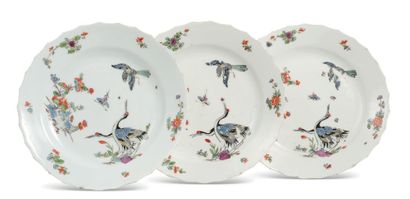 MEISSEN Trois assiettes en porcelaine blanche à décor Kakiemon d'oiseaux et fleurs....