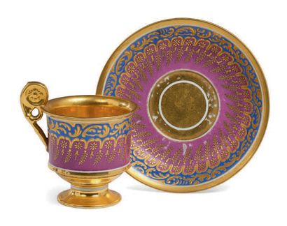 MANUFACTURE IMPÉRIALE RUSSE 紫色、蓝色和金色装饰的瓷杯和碟子。底部有俄国沙皇尼古拉一世的蓝色印记。19世纪，尼古拉一世时期。
杯子的...