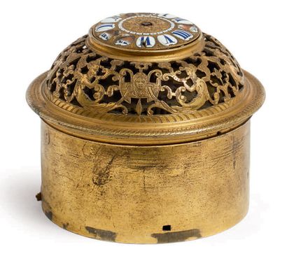 圆顶形式的座钟，机芯刻在一个圆形的鎏金铜盒中，其上部有嵌合体和马斯克的怪诞人物。机械机芯，公鸡被刺穿，并精细地雕刻着一个有翅膀的美人鱼。表盘的顶部（来自一只古董表）。16世纪下半叶。
高度：8.5厘米...