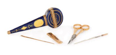 null 一套金色的缝纫工具，蓝色的珐琅盒子上有 "Souvenir d'amitié "和 "l'amitié vous l'offre "的字样，上面有一朵心形的三色堇和多色的装饰。它包括一个金耳钩，一把金剪刀，一个金针盒和一把小磨刀枪。巴黎，1798...
