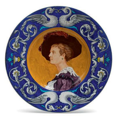 THÉODORE DECK (1823 - 1891) 圆盘上有一个文艺复兴时期的女人肖像，背景是锡耶纳黄，翅膀上有青金石背景的怪异阿拉伯式装饰。背面签有TH.DECK。两个悬挂孔。
直径：33,2...