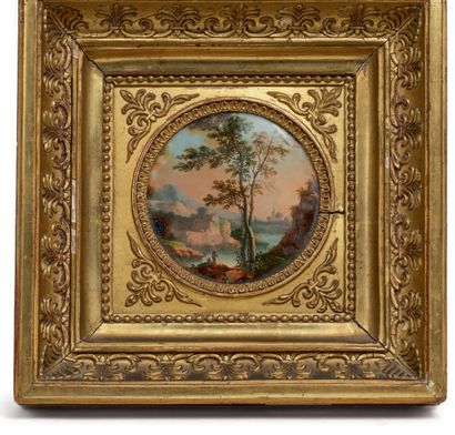 一对玻璃下固定的圆形微型绘画风景。19世纪。
目测直径：8.5厘米
装在镀金的方...