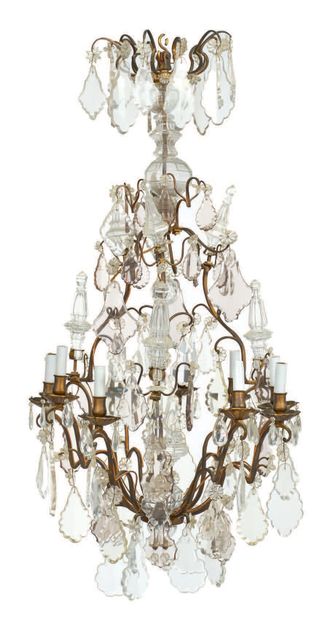 笼灯由铜合金和切割及着色玻璃制成，它呈现出九个光臂和三个寄存器。众多的吊坠。18世纪风格的古老作品。
高度：120厘米...