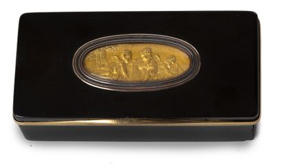 ADRIEN VACHETTE (1753 - 1839) 罕见的黑色玳瑁和美丽的黄金衬里的小长方形鼻烟盒。盒盖上的浮雕是用黄色的錾花装饰的，表现了三个小情侣在玩一只鸟和它的笼子，下面是一个镶嵌在珐琅彩金中的椭圆凸面水晶。咽喉处优雅地刻有...