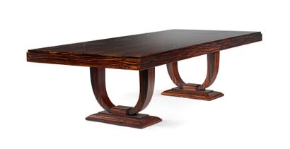大型Macassar黑檀木饰面的餐桌，长方形的桌面放置在两个倒拱形的腿上。装饰艺术风格。
高度：77厘米...