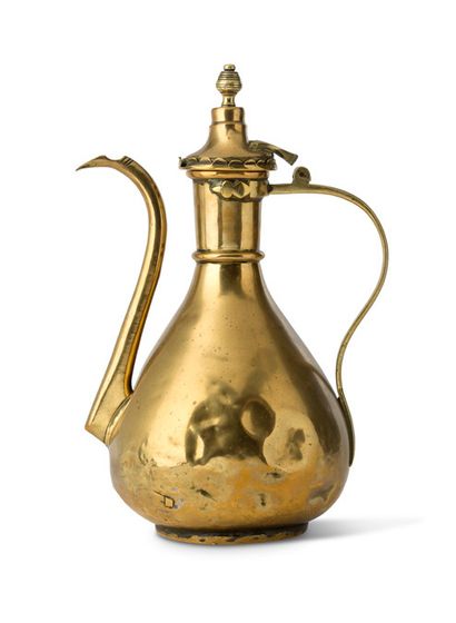 null AIGUIÈRE À THÉ en cuivre doré, pansue, long bec verseur. Iran, Qadjar, XIXe...
