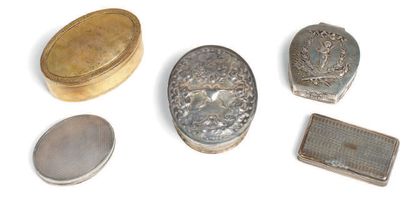 null 一批五个盒子
一个18世纪的椭圆形镀金铜盒；一个18世纪荷兰的椭圆形银制回纹婚礼盒，一个银制金属针盒，一个19世纪的椭圆形银制玑镂盒和一个19世纪的外国银制马蹄形盒。
宽度在5.5厘米和8.5厘米之间...