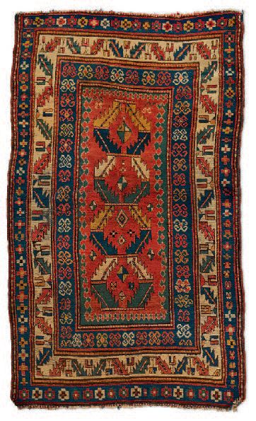 卡扎克地毯
羊毛基础上的羊毛丝绒。砖红色的场地上有四个由多色锯齿状叶子组成的奖章...