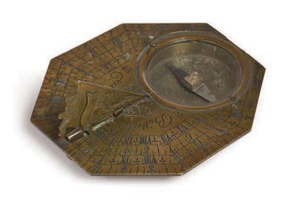 BUTTERFIELD À PARIS 八角形雕花黄铜袖珍日晷，移动式日晷，罗盘表盘。已签名。18世纪初。
长：8厘米 - 宽：7厘米（状况良好）