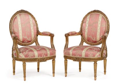 PAIR OF MEDAL CHAIRS in finely carved and...