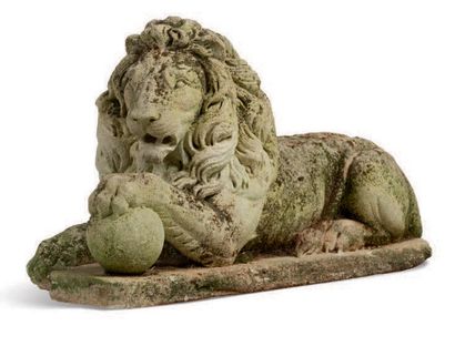 石雕狮子，右爪放在一个地球仪上，在一个露台上。法国，19世纪下半叶。
高度：44厘米...
