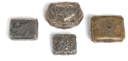 null 一组四件银质、镀金和纯银的TABATIER，带有丰富的罗盖尔雕刻和压花装饰。有各种印记。法国和英国，18和19世纪。
宽度在5.5厘米和9厘米之间
总...