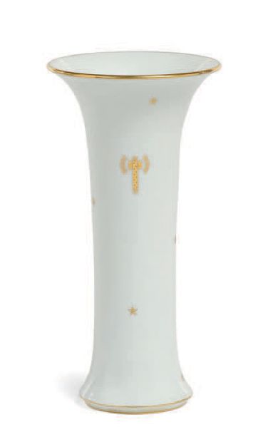 SÈVRES Vase carré à bords ondés en porcelaine à décor en or sur fond blanc du profil...